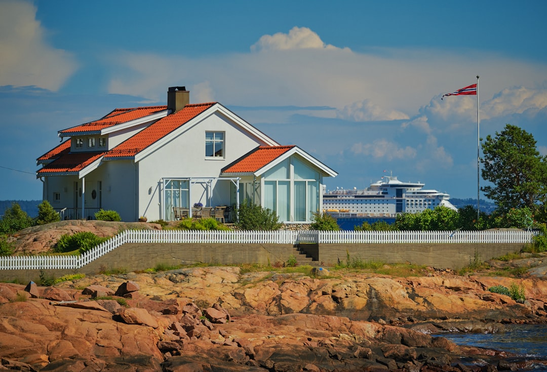 Пара просматривает свадебный фотоальбом